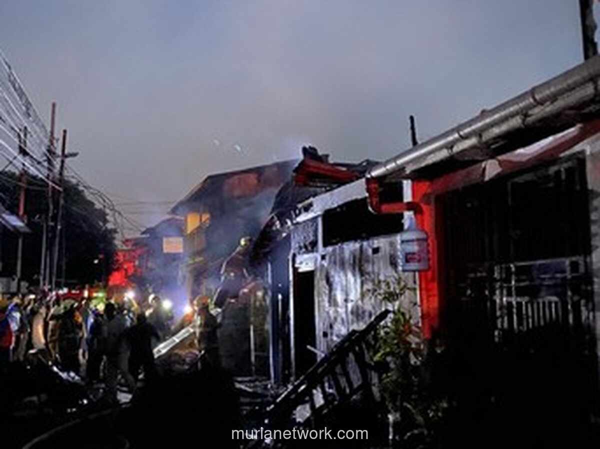 Kebakaran di Jalan Cempaka Raya Jakarta Timur Hanguskan Lima Rumah, Listrik Padam Total