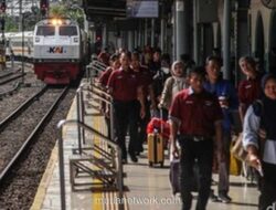 Dua Lokomotif KA Jarak Jauh Alami Gangguan di Stasiun Pasar Senen, Enam Perjalanan Tertunda