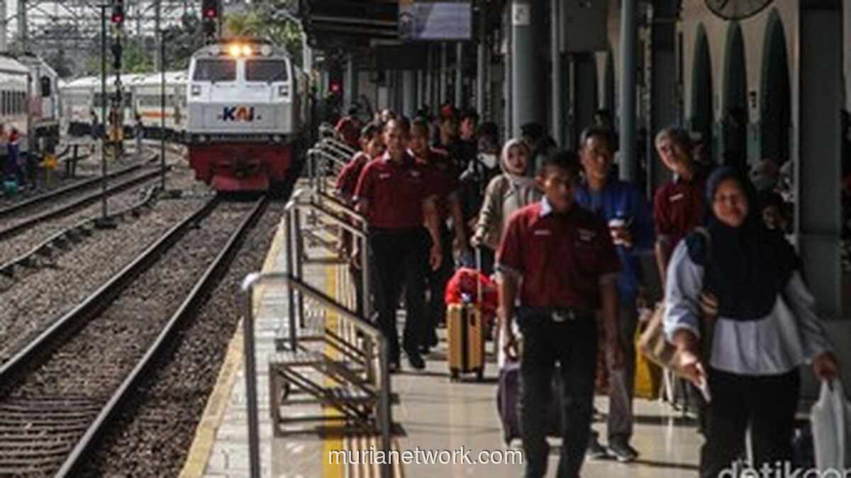 Dua Lokomotif KA Jarak Jauh Alami Gangguan di Stasiun Pasar Senen, Enam Perjalanan Tertunda
