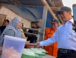 Menteri Pertanian Borong Dagangan UMKM Saat Kunjungan ke Lokasi Banjir Bone