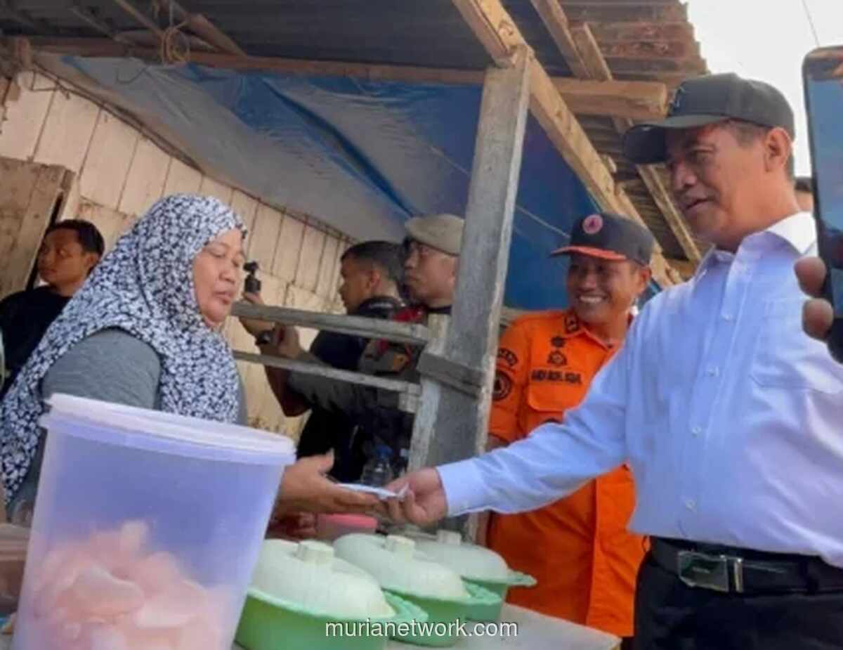 Menteri Pertanian Borong Dagangan UMKM Saat Kunjungan ke Lokasi Banjir Bone
