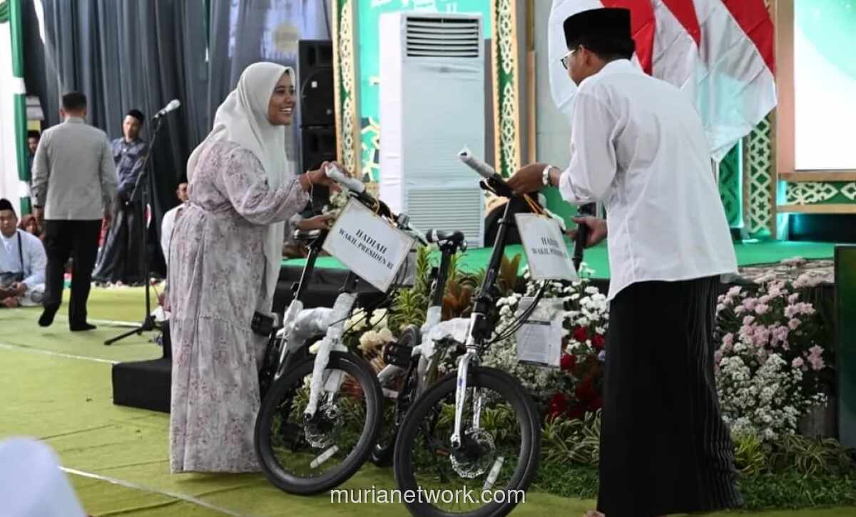 Gibran Bagikan Sepeda ke Santri di Haul ke-55 KH. Wahab Chasbullah, Tekankan Peran Strategis Santri