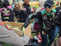 Polisi Bagikan Makanan dan Minuman Saat Kawal Aksi Ojol di Medan Merdeka Selatan