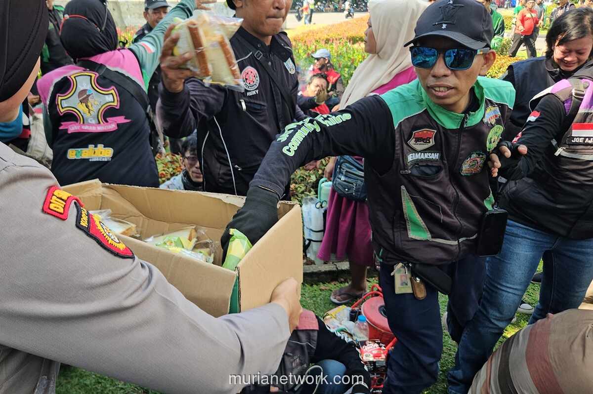 Polisi Bagikan Makanan dan Minuman Saat Kawal Aksi Ojol di Medan Merdeka Selatan