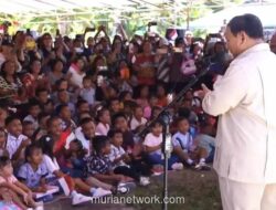 Prabowo Bernyanyi “Hymne Guru” Bersama Anak-Anak saat Tinjau SMKN 2 Talaud di Pulau Miangas