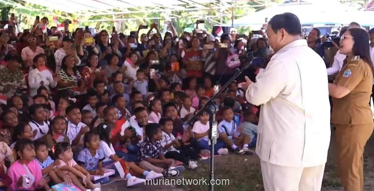 Prabowo Bernyanyi “Hymne Guru” Bersama Anak-Anak saat Tinjau SMKN 2 Talaud di Pulau Miangas