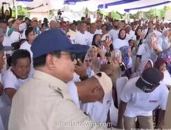 Presiden Prabowo Minta Paspampres Menepi Demi Bebas Bersalaman dengan Warga di Gorontalo