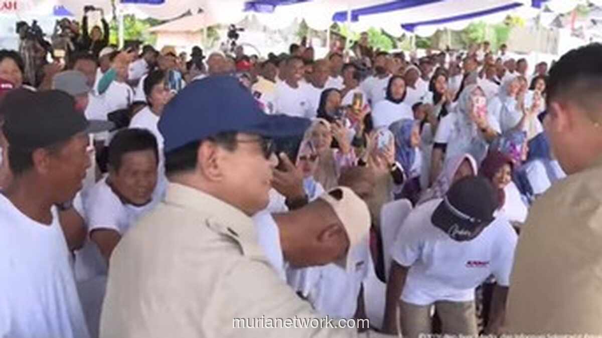 Presiden Prabowo Minta Paspampres Menepi Demi Bebas Bersalaman dengan Warga di Gorontalo