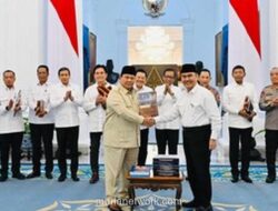 Prabowo Terima 10 Buku Laporan Reformasi Polri, Sepakat Tak Bentuk Kementerian Keamanan Baru