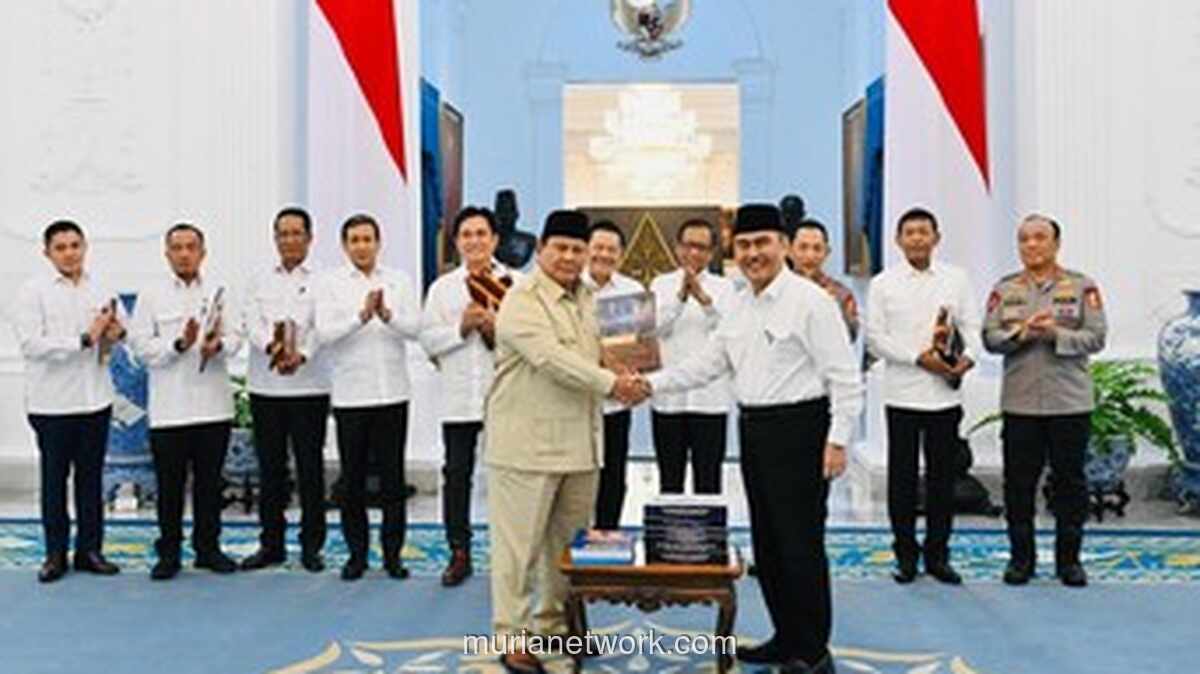 Prabowo Terima 10 Buku Laporan Reformasi Polri, Sepakat Tak Bentuk Kementerian Keamanan Baru