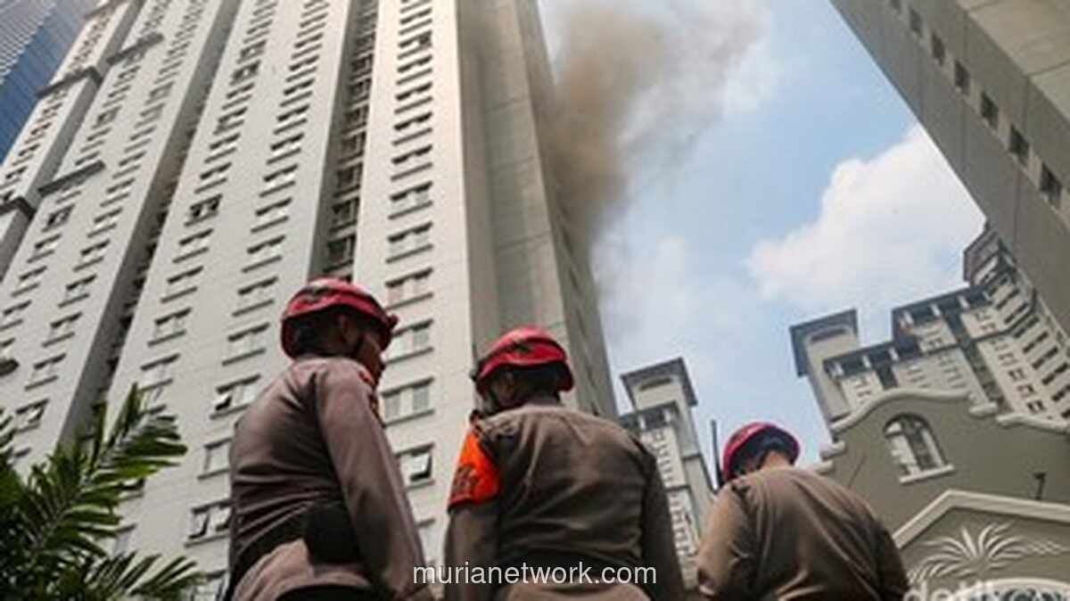 Kebakaran Apartemen di Tanjung Duren, 110 Personel Damkar Dikerahkan