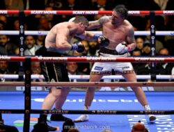 Usyk Tumbangkan Verhoeven via TKO Kontroversial di Piramida Giza