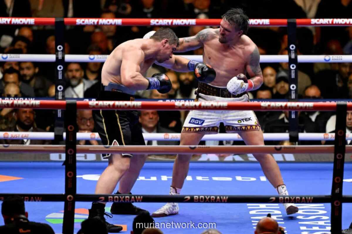 Usyk Tumbangkan Verhoeven via TKO Kontroversial di Piramida Giza