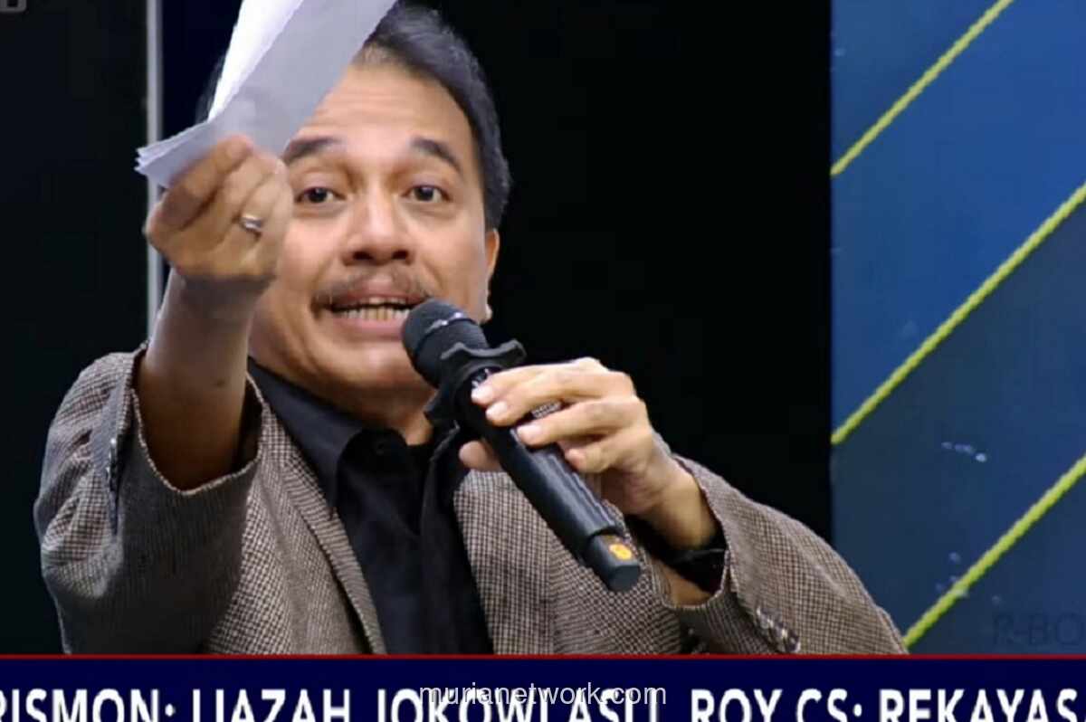 Roy Suryo Pamerkan Amplop Berisi Uang Pemberian Rismon Sianipar di Acara TV