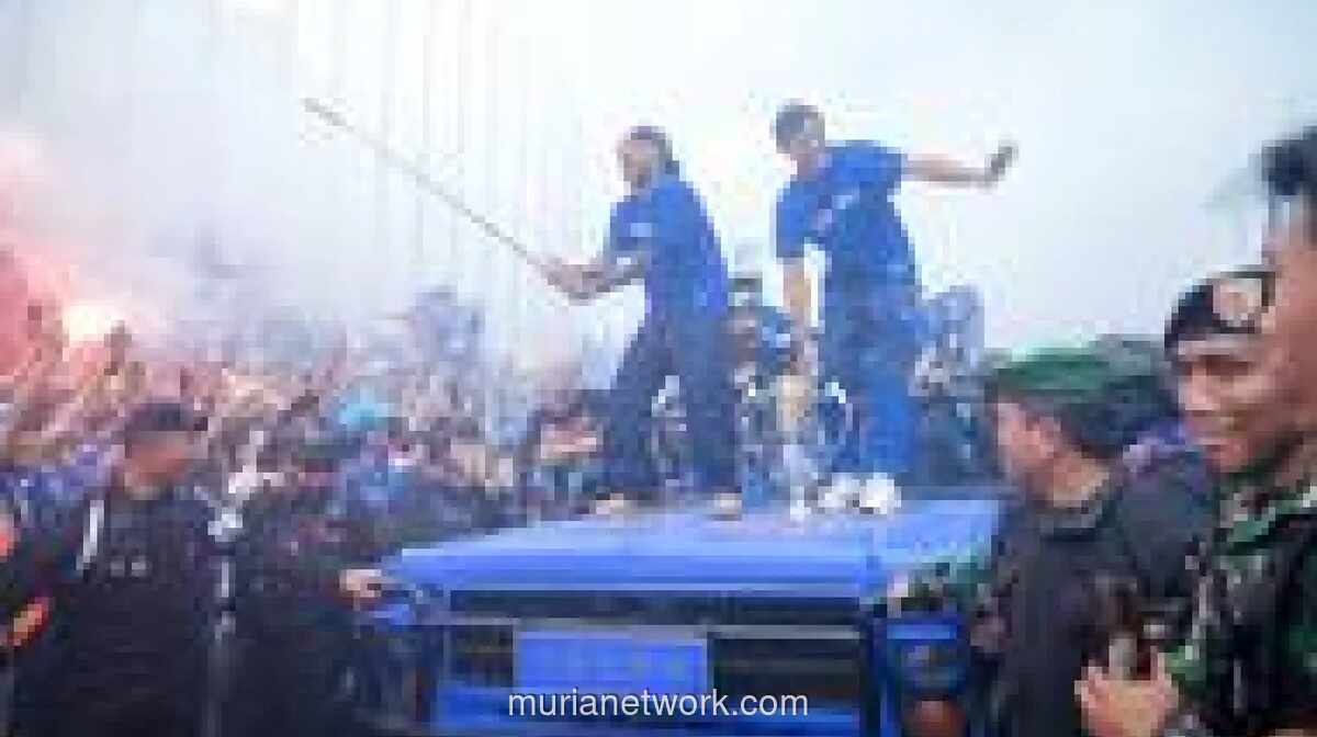 Persib Bandung Tutup Musim 2025/2026 dengan Gelar Juara BRI Super League, Ribuan Bobotoh Padati Pawai