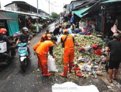 Camat Tambora Ancam Kembalikan Sampah ke Lapak Pedagang yang Masih Buang Sampah Sembarangan di Pasar Angke