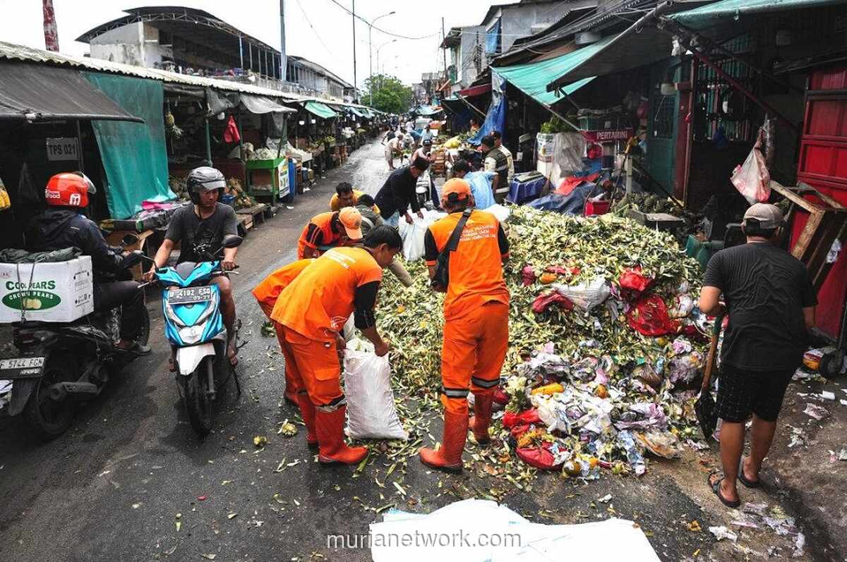 Camat Tambora Ancam Kembalikan Sampah ke Lapak Pedagang yang Masih Buang Sampah Sembarangan di Pasar Angke