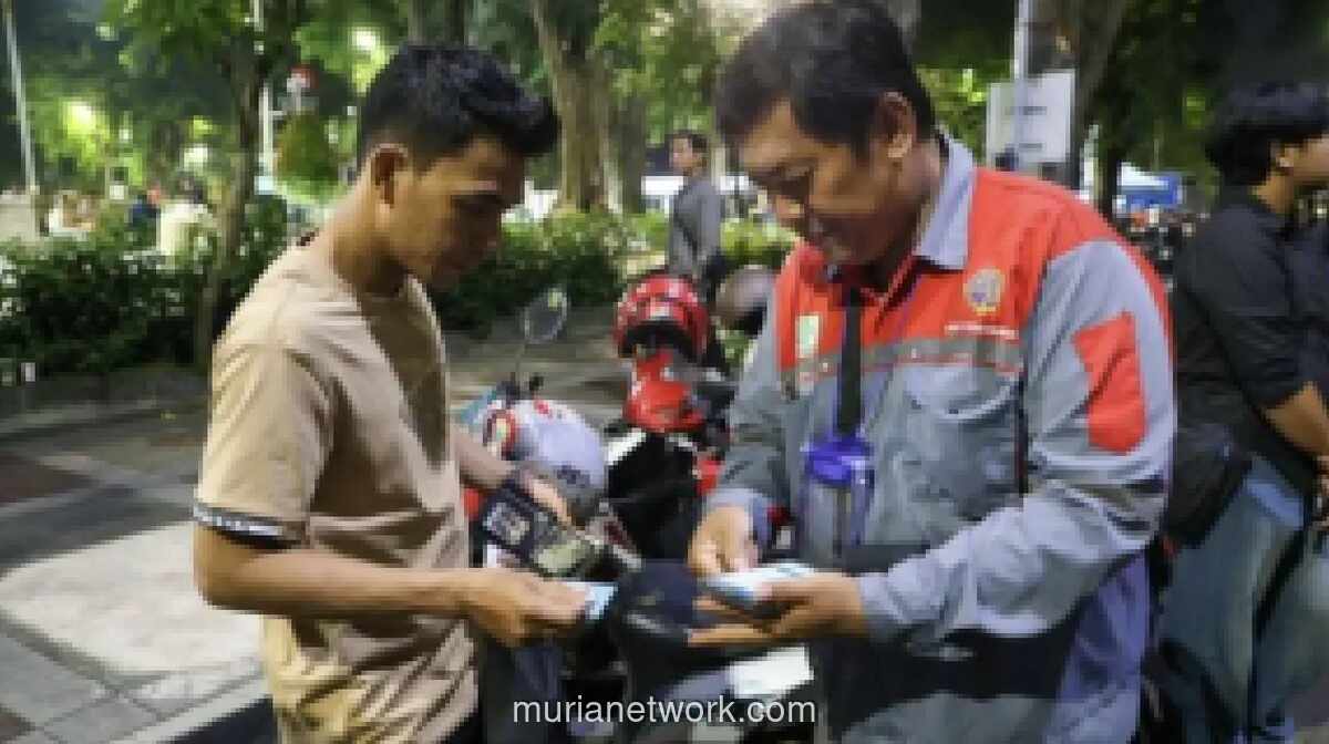 Dishub Surabaya Ancam Cabut KTA Juru Parkir yang Masih Terima Pembayaran Tunai
