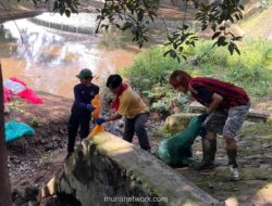Mahasiswa UPI Bersihkan Sampah Plastik di Sungai Cikapundung Bandung