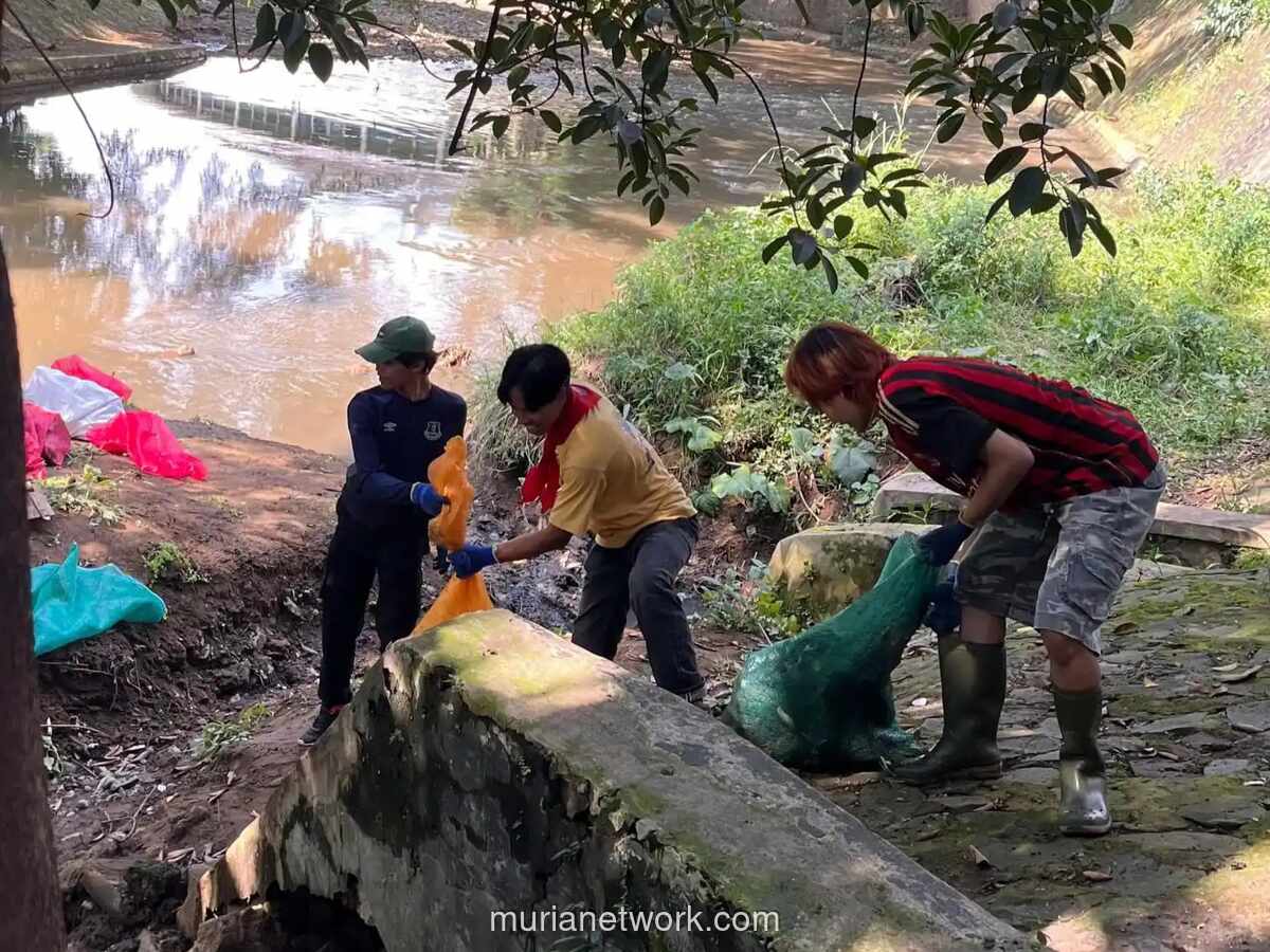 Mahasiswa UPI Bersihkan Sampah Plastik di Sungai Cikapundung Bandung