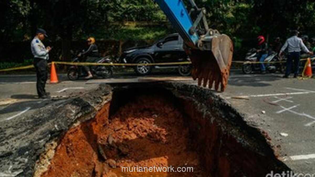 Perbaikan Jalan Amblas Lenteng Agung Dikebut, Ditargetkan Tiga Hari untuk Dilalui Kendaraan
