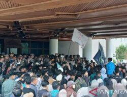 Enam Mahasiswa Diamankan Usai Turunkan Bendera Merah Putih saat Demo Tolak Pergub JKA di Banda Aceh