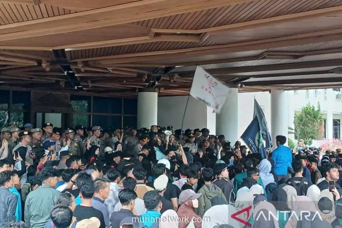 Enam Mahasiswa Diamankan Usai Turunkan Bendera Merah Putih saat Demo Tolak Pergub JKA di Banda Aceh