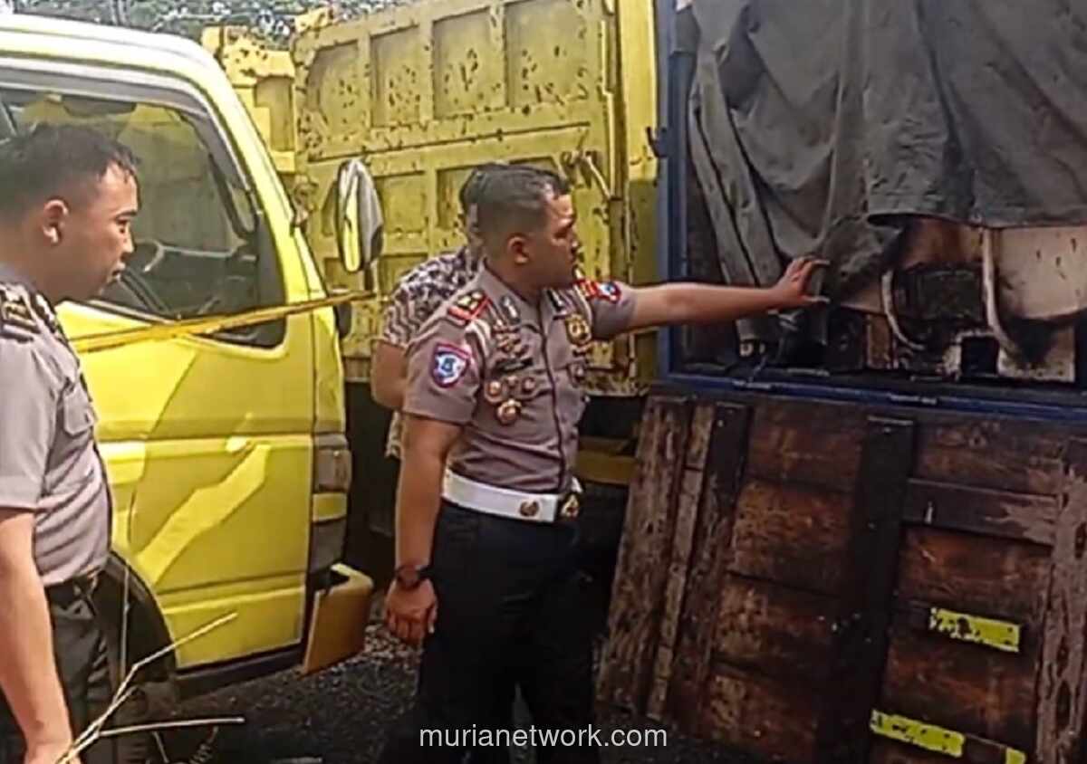 Truk Tangki Modifikasi Muat 5 Ton Solar Terguling, Puluhan Kecelakaan Beruntun di Bangkalan