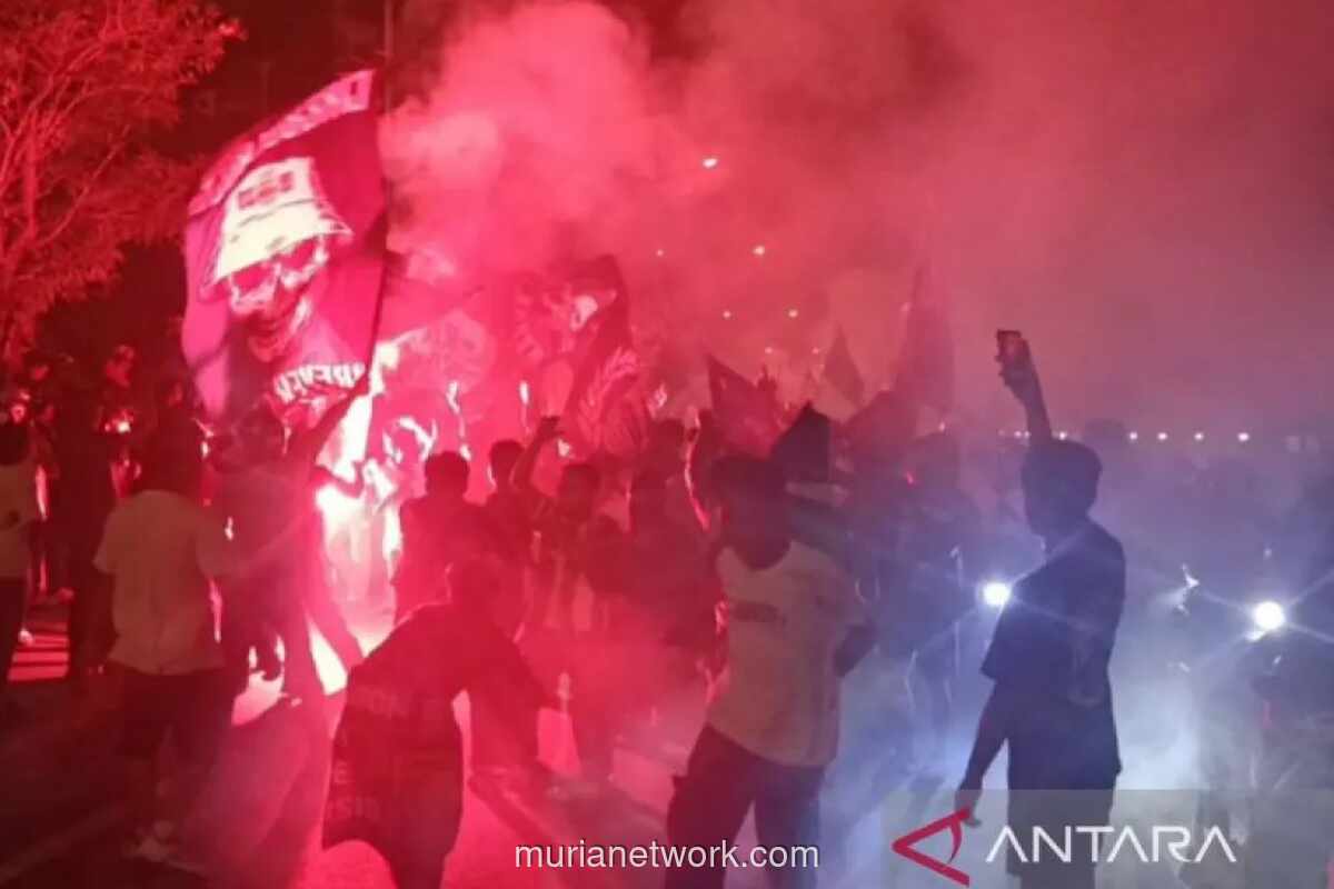 Polisi Kawal Euforia Suporter Persib di Cirebon, Perayaan Juara Berlangsung Kondusif