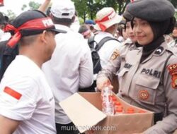 Polwan Bagikan Air Mineral dan Roti ke Guru Honorer yang Berdemo di Depan DPR