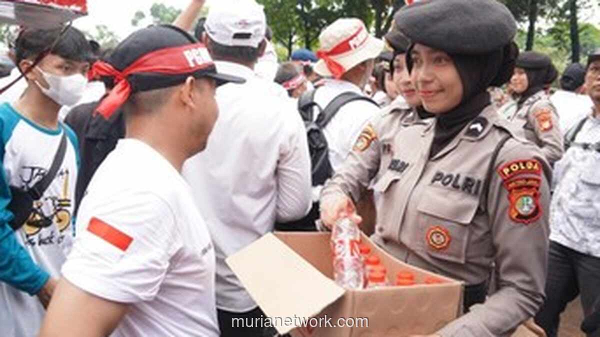 Polwan Bagikan Air Mineral dan Roti ke Guru Honorer yang Berdemo di Depan DPR