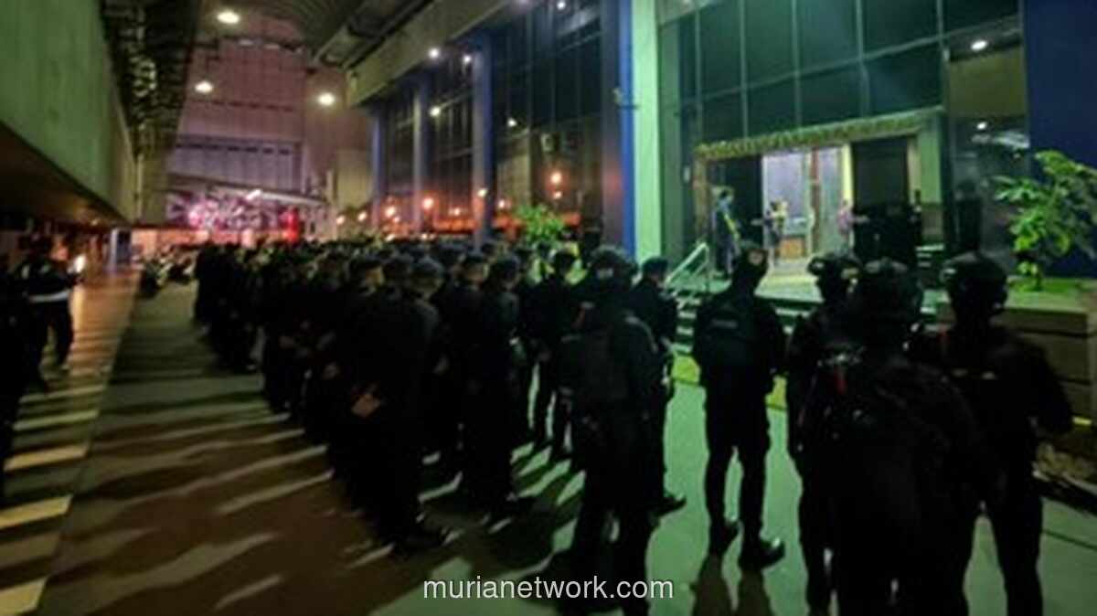 Polisi Kerahkan Puluhan Brimob Jaga Ketat Gedung di Hayam Wuruk, Jakpus