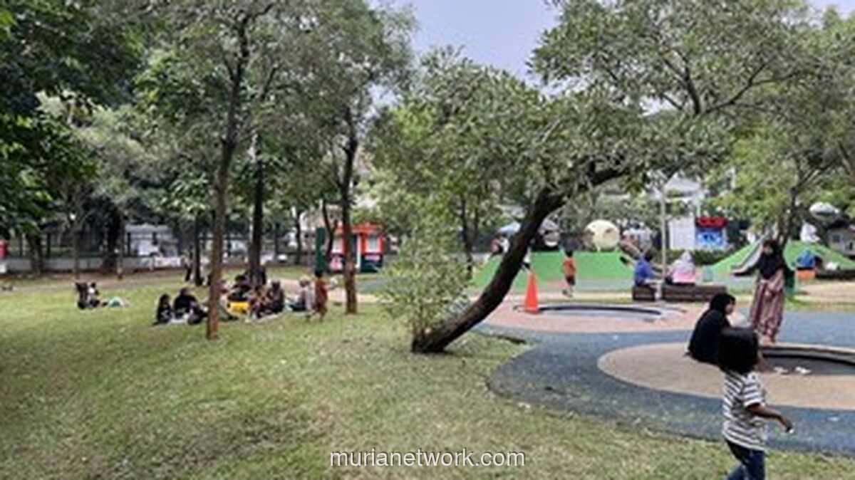 Libur Panjang Akhir Pekan, Warga Jakarta Padati Tebet Eco Park dan Ragunan