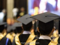 Pekerja yang Kuliah Sambil Bekerja Berpeluang Raih Cumlaude, Asal Terapkan Tiga Strategi Ini