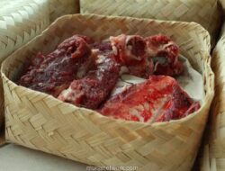 Masyarakat Mulai Beralih ke Besek Bambu hingga Daun Jati sebagai Wadah Daging Kurban yang Ramah Lingkungan