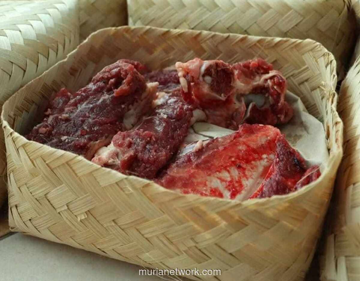 Masyarakat Mulai Beralih ke Besek Bambu hingga Daun Jati sebagai Wadah Daging Kurban yang Ramah Lingkungan