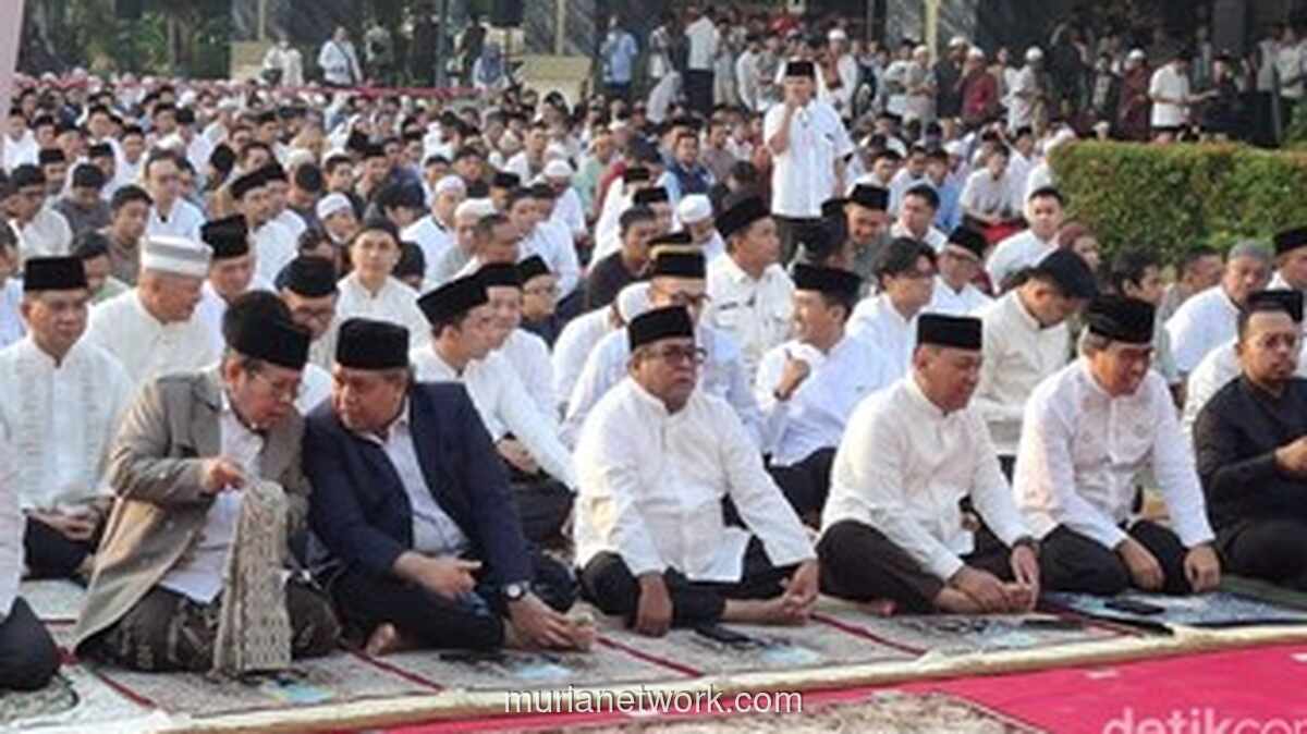 Wagub Jakarta Rano Karno Salat Idul Adha di Balai Kota Bersama Ribuan Warga