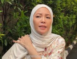 Istri Yaqut Qoumas Jenguk Suami di KPK saat Idul Adha, Bawakan Tempe Goreng