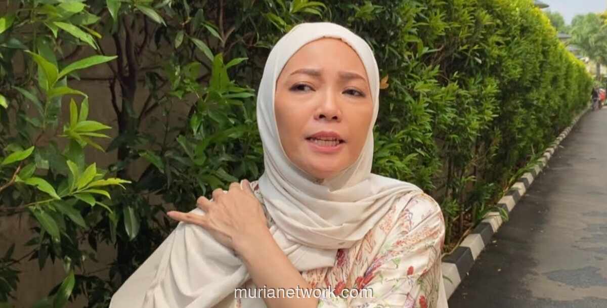 Istri Yaqut Qoumas Jenguk Suami di KPK saat Idul Adha, Bawakan Tempe Goreng