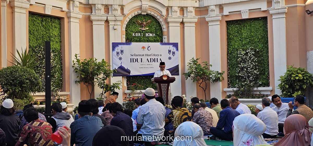 KBRI Roma Bagikan Bingkisan Daging Kurban Perdana ke 170 Jamaah Iduladha