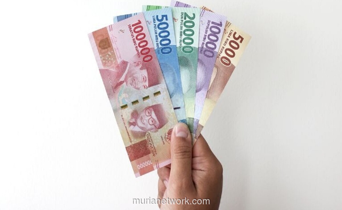 Rupiah Terperosok ke Rp17.667 per Dolar AS, Tertekan Ketegangan Timur Tengah dan Sinyal Kenaikan Suku Bunga The Fed