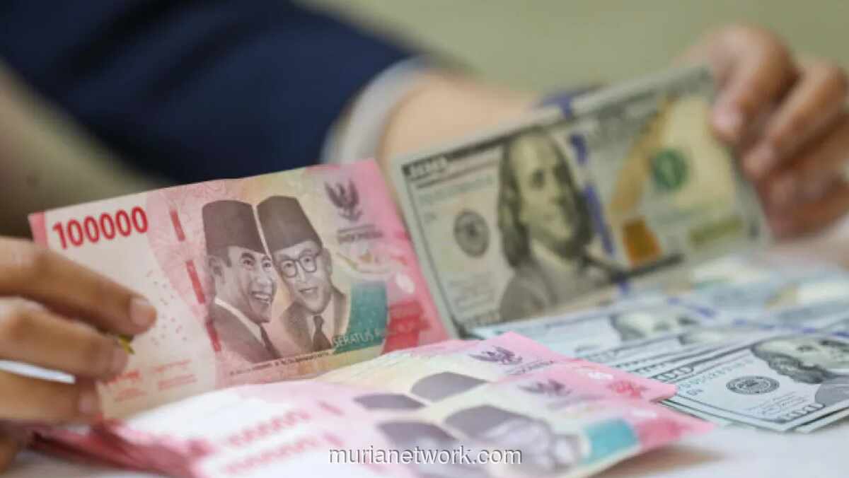 Rupiah Tembus Rp17.656 per Dolar AS, Pasar Mulai Proyeksi BI Naikkan Suku Bunga