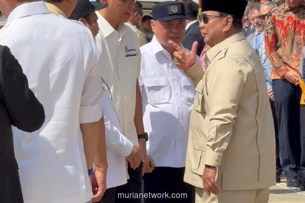 Prabowo Tanya Soal Dolar ke Menkeu di Tengah Acara Serah Terima Alutsista