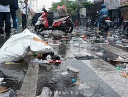 Konvoi Suporter Persib Sisakan Puluhan Ton Sampah dan Sisa Flare di Pusat Kota Bandung