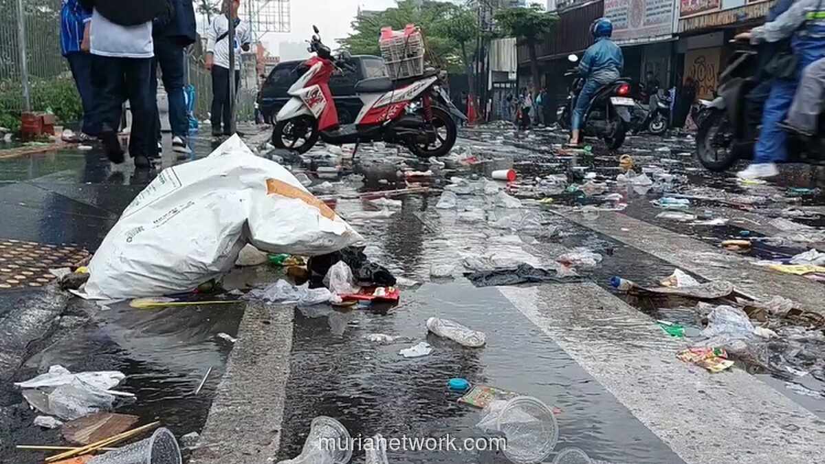 Konvoi Suporter Persib Sisakan Puluhan Ton Sampah dan Sisa Flare di Pusat Kota Bandung