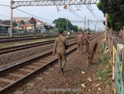 Satpol PP Tutup Akses ke Rel Stasiun Jatinegara Buntut Viral Video Tindak Asusila