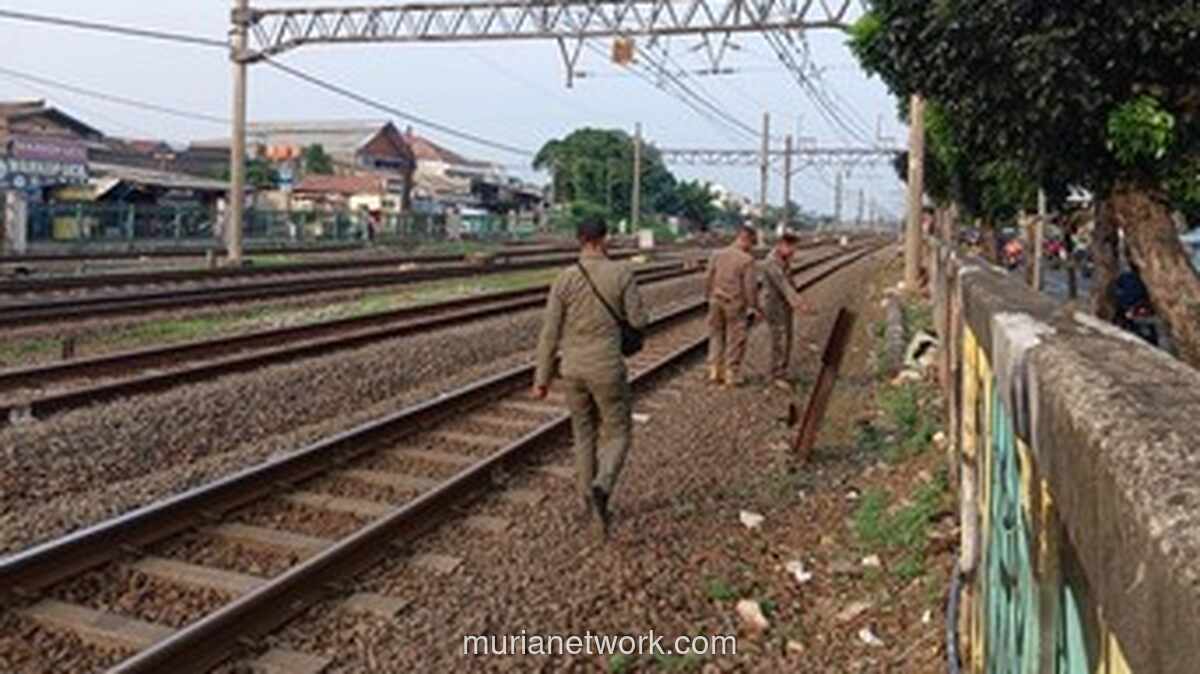 Satpol PP Tutup Akses ke Rel Stasiun Jatinegara Buntut Viral Video Tindak Asusila