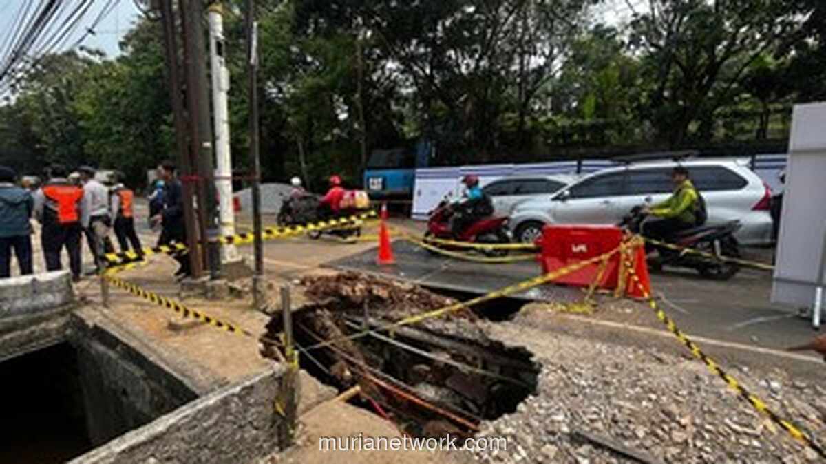 Air Tertahan di Hulu Picu Aliran Deras Perluas Lubang Amblas di Lenteng Agung