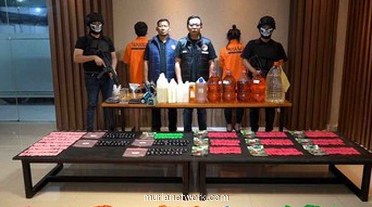 Polda Metro Bekuk Pasangan Kekasih Pengelola Laboratorium Narkoba Jenis Etomidate di Townhouse Mewah Jakarta Barat