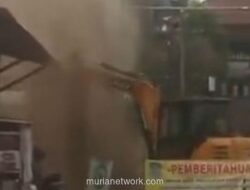 Beko Proyek Drainase Diduga Tersenggol Pipa Gas, Warga Perumnas I Bekasi Panik